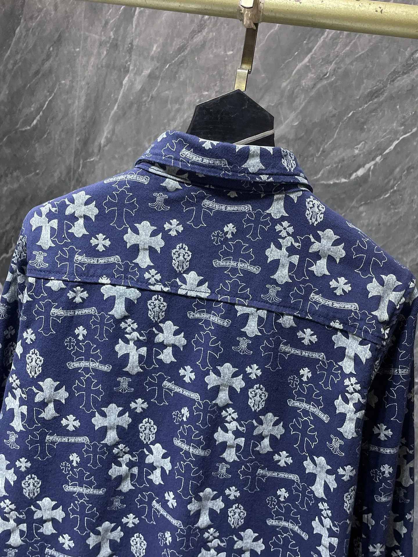 P276 Chrome Hearts🍁Shirt Series🍁 Classic cross-printed denim shirt jacket. Exclusively custom-woven and dyed. 100% pure cotton. High-gram weight denim all-printed fabric. High-tech washing! Original hardware mold opening!  ⭐Original version ⭐Can be worn with denim in all seasons 🌈Recommended colors: custom washed denim blue, denim pink 🌈Code numbers: S, M, L, XL
